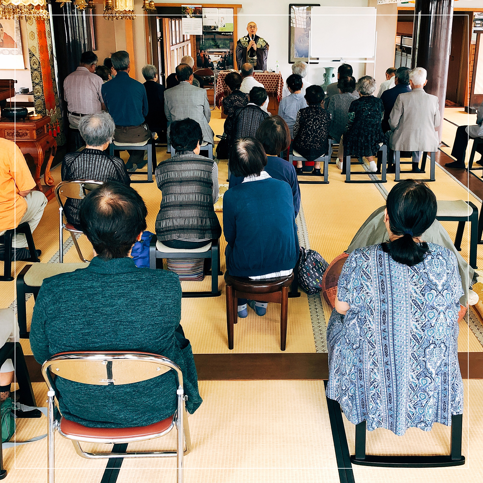 法話を聴く檀家さん